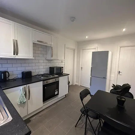 Contractor With Private Parking And Free Wi-fi Apartment *