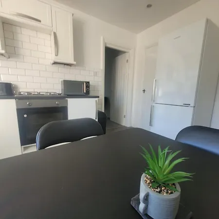 Apartment Contractor With Private Parking And Free Wi-fi