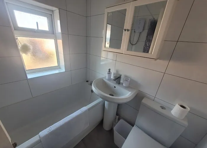 Contractor With Private Parking And Free Wi-fi Leeds (West Yorkshire)