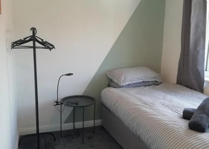 Contractor With Private Parking And Free Wi-fi Apartment *