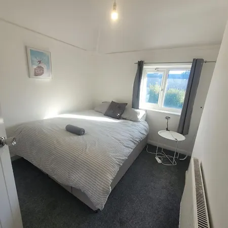 Contractor House With Private Parking And Free Wi-fi