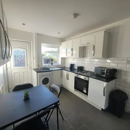 Contractor House With Private Parking And Free Wi-fi *