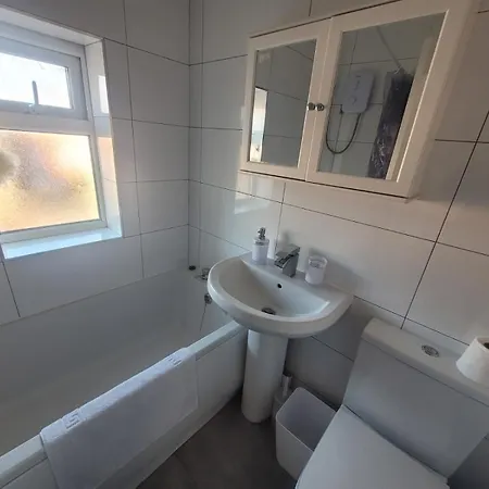 Contractor With Private Parking And Free Wi-fi Лідс