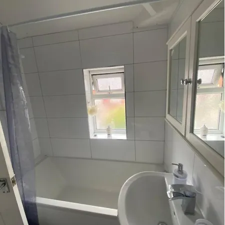 Contractor House With Private Parking And Free Wi-fi