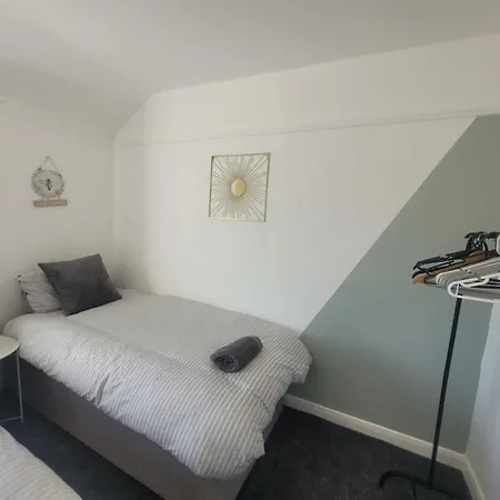 Contractor House With Private Parking And Free Wi-fi Leeds (West Yorkshire)