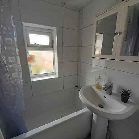 Contractor House With Private Parking And Free Wi-fi * Leeds (West Yorkshire)