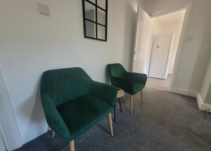 Contractor With Private Parking And Free Wi-fi *